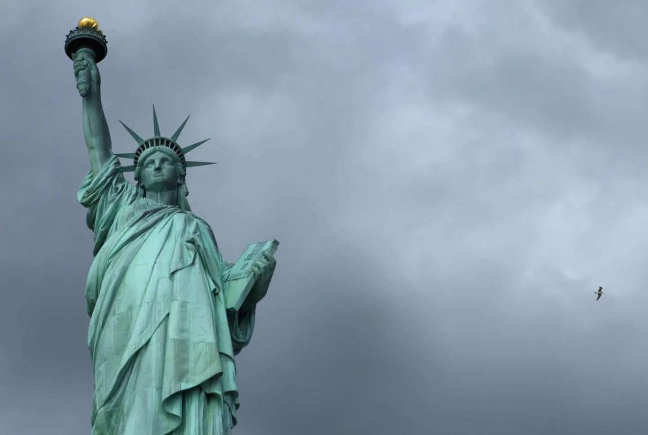 Америку больше никто не любит?  Глобальная репутация США, как с точки зрения доверия инвесторов, так и с точки зрения политического авторитета, заметно пострадала. Восприятие США во всем мире сильно ухудшилось — потребители начинают избегать продукции и компаний, связанных с Америкой, говорится в исследовании Morning Consult.     Параллельно с этим общемировое доверие к Китаю растет, несмотря на скандалы с притеснением уйгуров и воинственную риторику вокруг Тайваня.  Подробнее   По состоянию на конец мая, Китай имел положительный чистый рейтинг благосклонности в +8,8, тогда как США — отрицательный: -1,5. Для сравнения: еще в январе 2024 года США имели рейтинг выше +20, а Китай был в минусовой зоне. Ситуация кардинально изменилась именно после возвращения Дональда Трампа в Белый дом.  Чистый рейтинг — это разница между долей респондентов с положительным и отрицательным мнением о стране. Morning Consult опросил взрослых жителей 41 страны, включая Канаду, Францию, Японию, Россию и Великобританию.  «С января 2025 года подавляющее большинство стран одновременно фиксируют ухудшение отношения к США и улучшение к Китаю», — говорится в исследовании. «Заметное улучшение образа США произошло лишь в России, и то ненадолго».  Падение авторитета США отражается не только на восприятии страны, но и на конкретных экономических показателях — это приводит к снижению турпотока, падению доллара и уменьшению привлекательности американских активов.  Как отмечает Politico, также опубликовавшее в начале мая рейтинги доверия странам мира, худшую репутацию среди всех стран, включенных в исследование, получил Израиль — особенно в странах Ближнего Востока и Южной Азии. Даже в традиционно дружественных европейских странах, таких как Германия, популярность Израиля резко упала, что отражает растущее недовольство действиями его правительства в Газе и на Западном берегу.    Будьте в курсе последних новостей с «TRT на русском»