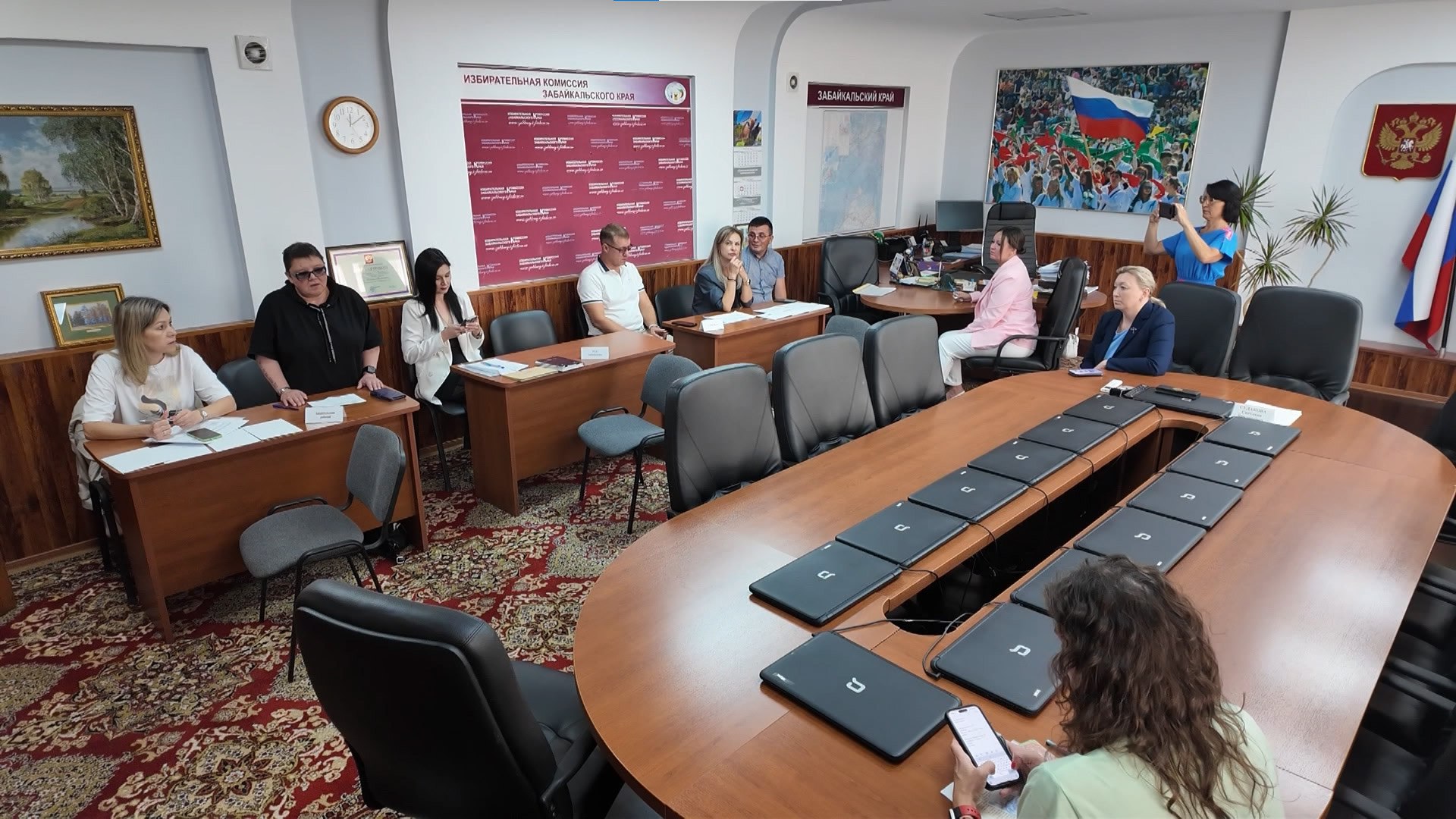 В Избиркоме Забайкалья состоялась жеребьевка по предоставлению бесплатного эфирного времени и газетных площадей кандидатам в депутаты Заксобрания  Сегодня в Избирательной комиссии Забайкальского края состоялась жеребьевка по предоставлению бесплатного эфирного времени и газетных площадей кандидатам в депутаты Законодательного собрания. Напомним, 14 сентября состоятся дополнительные выборы депутата регионального парламента по избирательному округу №16 «Северный».    В избирательных бюллетенях будут фамилии четырех кандидатов. Все они получат равный объем эфирного времени на телеканалах «Россия-1», «Россия-24», РТК «Забайкалья» в эфире радиостанций...