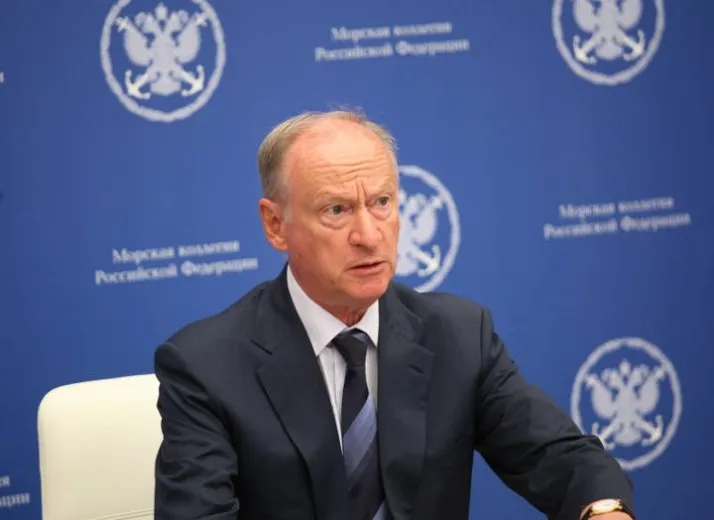 Николай Патрушев заявил о совместной работе Суэцкого канала и Северного морского пути Председатель Морской коллегии Николай Патрушев заявил в ходе российско египетских консультаций в Каире что Суэцкий канал и Северный морской путь Севморпуть могут эффективно работать в связке В силу уникального географического положения Россия и Египет являются ключевыми звеньями мировой логистической архитектуры Египет контролирует Суэцкий канал а Россия Северный морской путь и Трансарктический транспортный коридор которые способны эффективно работать в связке По этому маршруту планируется перевозить грузы из большинства регионов России и других стран в государства Азии и Африки Страны заинтересованы в увеличении двустороннего грузооборота и обмене опытом Подписывайтесь на Недебри в Max
