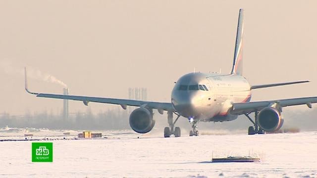 В Пулково на три часа задержали рейс Петербург – Архангельск. Причиной стала неисправность освещения в багажном отсеке. Пассажиры были вынуждены вернуться в аэропорт.