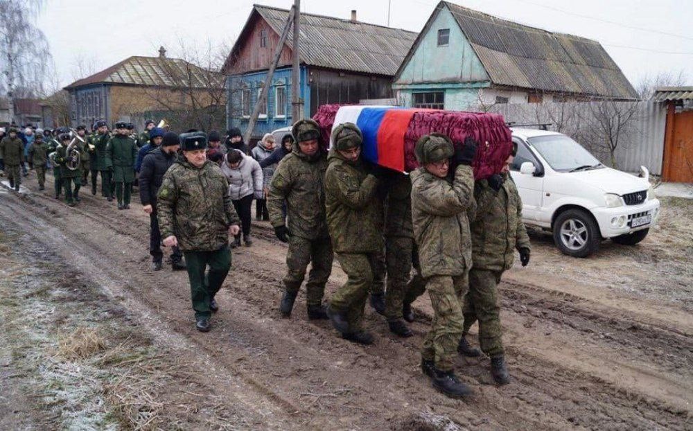 Глава района в Краснодарском крае заявил, что не хочет присутствовать на похоронах российских военных из-за «запаха из гроба»  Глава Тимашевского района Андрей Палий отметил, что не считает себя обязанным посещать похороны и «встречаться с этими матерями» и женами погибших военнослужащих.   «Они говорят: «Вы мобилизовали моего мужа, теперь он погиб». А я иду им в ноги кланяюсь, вот эту вот херню всякую несу. Вы что, реально думаете, что у меня есть чувство вины? <…> В Конституции [России] написано: "Необходимо ее [страну] защищать". Я не обязан ни к кому приходить. <…> Просто, получается, по-человечески [нужно присутствовать], чтобы не было внутреннего волнения? <…> А вы думаете мне вот это легко ходить смотреть? Чувствовать вот этот запах из гроба, когда человек там?», — заявил на обнародованной записи Палий.