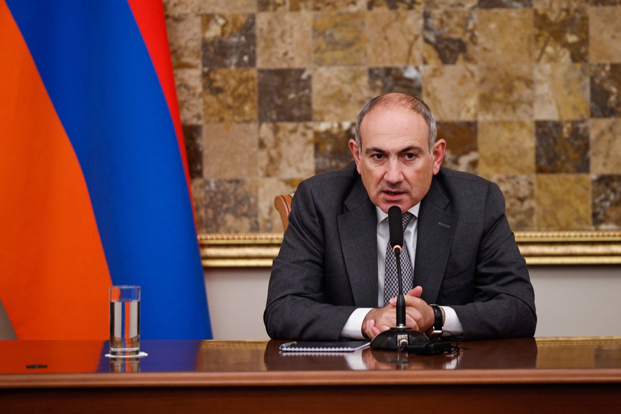 Пашинян просит Россию отремонтировать ж д пути в Армении Речь идет об участках которые ведут в Азербайджан и Турцию Отремонтировать их нужно срочно уточнил Пашинян и восстановить железнодорожное полотно полностью Я попросил коллег из РФ срочно заняться полным восстановлением участка железной дороги из Ерасха к Нахичевани и села Ахурик к турецкой границе Надеюсь российские коллеги выполнят эту просьбу заявил премьер Армении В 2008 году армянская ж д инфраструктура была передана в концессионное управление дочке РЖД на 30 лет с правом продления Тогда у страны не было возможности самостоятельно ею заниматься Возможностей нет и поныне а вот желание кататься к друзьям очень даже есть Немудрено чинить ж д пути куда сложнее чем тиктоки снимать Подпишитесь на Абзац TG VK Дзен MAX Rutube