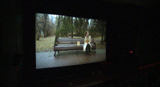 Премьерные показы короткометражных фильмов студентов прошли в Доме Кино В Доме кино состоялись специальные показы дебютных работ студентов образовательной программы Кино и цифровой видеоконтент УГИ УрФУ Зрителям были представлены пять короткометражных фильмов созданных в качестве итоговых проектов первого курса В своих работах молодые режиссеры затрагивают актуальные и острые проблемы современного общества Первое в Екатеринбурге кинематографическое направление открылось год назад оно пользуется высокой популярностью среди абитуриентов Успешный дебют студентов и растущий интерес к новой образовательной программе позволяют говорить о перспективах развития кинематографической школы на Урале Подробнее на сайте УГИ УрФУ по ссылке Материалы и фотография с сайта vesti ural ru