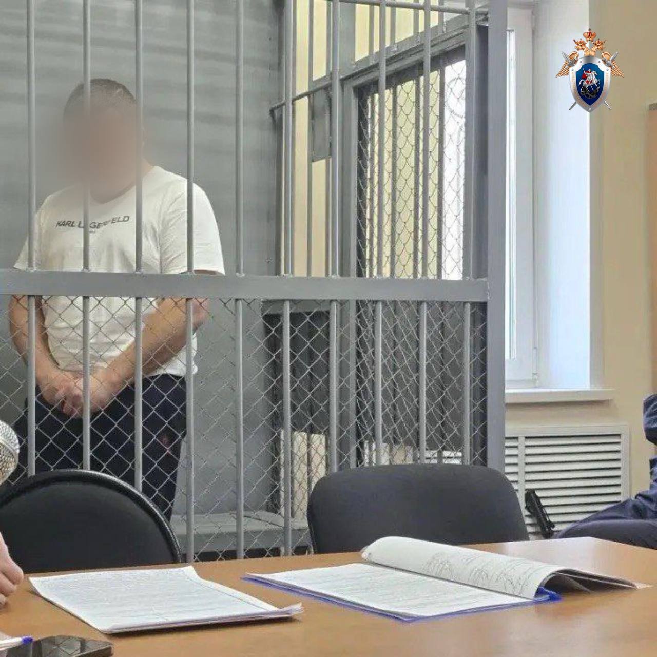 Жителя Хужира который якобы организовал незаконную поездку на Байкал где погибли 8 человек задержали В областной прокуратуре сообщили что по версии следствия утром 20 февраля 35 летний мужчина нелегально организовал группе туристов из Китая из 7 человек экскурсию на УАЗе За рулем был другой житель Малого Хужира Машина выехала на лед озера и в районе мыса Саган Хушун провалилась под лед и утонула Один из туристов 31 летний мужчина смог выбраться Остальные пять женщин в возрасте от 28 до 40 лет 12 летняя девочка 27 летний мужчина и 44 летний водитель не смогли спастись Их тела на следующий день достали из воды спасатели Возбуждено уголовное дело по статье об оказании услуг не отвечающих требованиям безопасности и смерти людей Прокуратура просит арестовать координатора незаконных перевозок туристов Фото Следкома Читайте IrCity в MAX