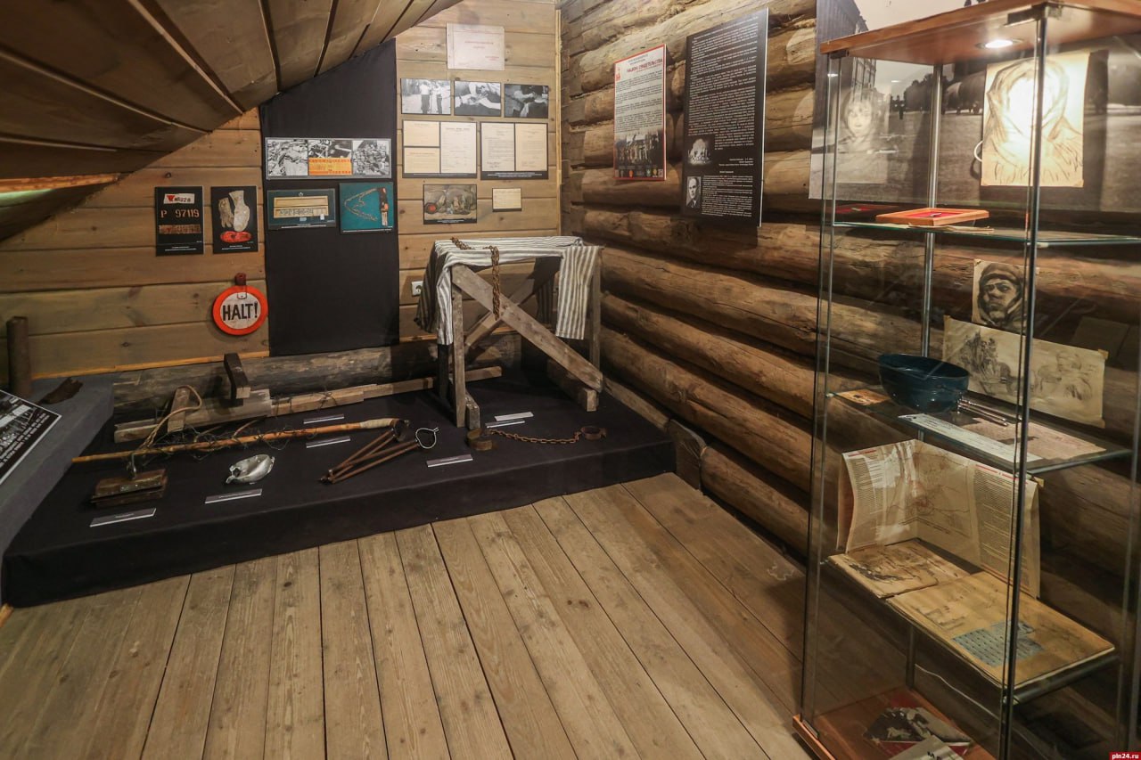 Без права на забвение в Изборске открылась выставка о преступлениях нацистов В музее заповеднике Изборск запустили совместный проект с Военно медицинским музеем Минобороны РФ экспозиция посвящённая зверствам нацистской Германии Здесь можно увидеть подлинные документы и артефакты которые заставляют сердце сжиматься карточку узника концлагеря 1943 года письмо найденное в фляге в пепле Освенцима служебную переписку о перевозке костной крошки из крематория и даже инструменты пыток прессы кандалы палки для избиений Особое место занимают материалы о Данцигском Анатомическом институте где нацисты устраивали мыловаренный завод из человеческих тел Выставка размещена в Доме купца Белянина и будет работать до апреля 2026 года в год 80 летия Победы