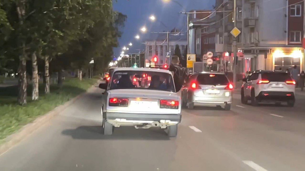 Владельца ВАЗа в Барнауле привлекли к ответственности за хайп на дороге 17 июня по социальным сетям распространилось видео очевидцев, на котором компания на ВАЗе рассекает по проспекту Ленина. При этом один из пассажиров сидел в оконном проеме машины. Факт нарушения правил перевозки пассажира зафиксировали сотрудники Госавтоинспекции. Автомобиль разыскали, нарушителя привлекли к административной ответственности. «Госавтоинспекция города Барнаула призывает всех участников дорожного движения к неукоснительному соблюдению ПДД РФ. Интернет помнит немало дорожных трагедий, жизнь дороже хайпа», — подытожили в ведомстве.