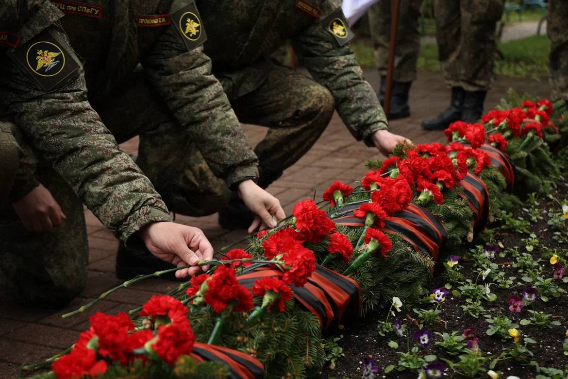 СПбГУ готовится встречать 80‑летие Великой Победы В Санкт‑Петербургском университете проходят торжественные мероприятия, посвященные юбилею Победы в Великой Отечественной войне. Подробнее