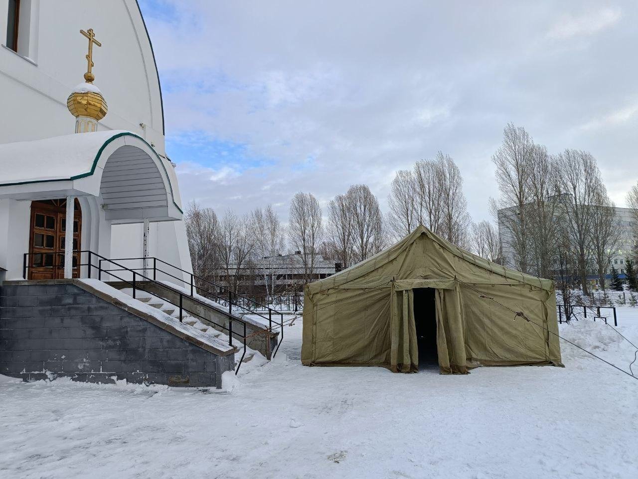 Заволжане смогут совершить обряд омовения на Крещение Господне в специально оборудованных купелях  Обеспечение безопасности жителей в праздник Крещения Господня рассмотрели сегодня в администрации Ульяновска на заседании комиссии по чрезвычайным ситуациям под председательством главы города Александра Болдакина    В Заволжском районе купели для проведения обряда будут организованы на территории храма Святого Апостола Андрея Первозванного  проспект Врача Сурова, 4Г . На период празднования Крещения Господня будет продлено время работы общественного транспорта, чтобы обеспечить доставку верующих к храмам для участия в обряде омовения и ночных богослужениях, а также их возвращение домой.   Для предотвращения несчастных случаев массовые купания в открытых водоемах на Крещение Господне будут запрещены. На этих участках выставлены предупреждающие знаки, а также  будет организовано патрулирование спасателями и народными дружинами. В обеспечении безопасности участвуют и сотрудники правоохранительных органов.  Толщина однородного льда в этом году составляет всего 1 сантиметр, тогда как толщина рыхлого льда достигает 12 сантиметров  по сравнению с 18 сантиметрами в прошлом году . На Волге ледовый покров имеет толщину 19 сантиметров  против 31 сантиметра годом ранее . Наблюдаются многочисленные промоины, а структура льда отличается неоднородностью и пористостью.