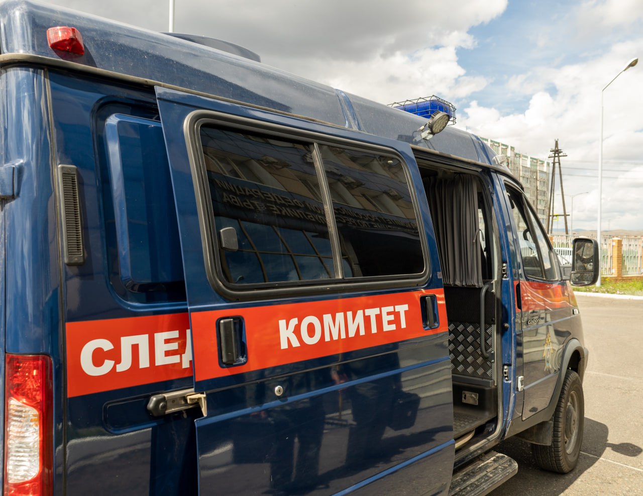 В Республике Тыва организована проверка по факту гибели рабочего горно обогатительного комбината Сегодня в правоохранительные органы Тоджинского района Республики Тыва поступило сообщение о происшествии на территории горно обогатительного комбината По данному факту организовано проведение процессуальной проверки по ч 2 ст 217 УК РФ нарушение требований промышленной безопасности опасных производственных объектов Предварительно установлено что около 03 часов произошло обрушение горной выработки в результате которой погиб один работник предприятия В настоящее время на место происшествия выехала следственно оперативная группа проводятся необходимые проверочные мероприятия по результатам проверки будет принято процессуальное решение Подписывайтесь на Следком17