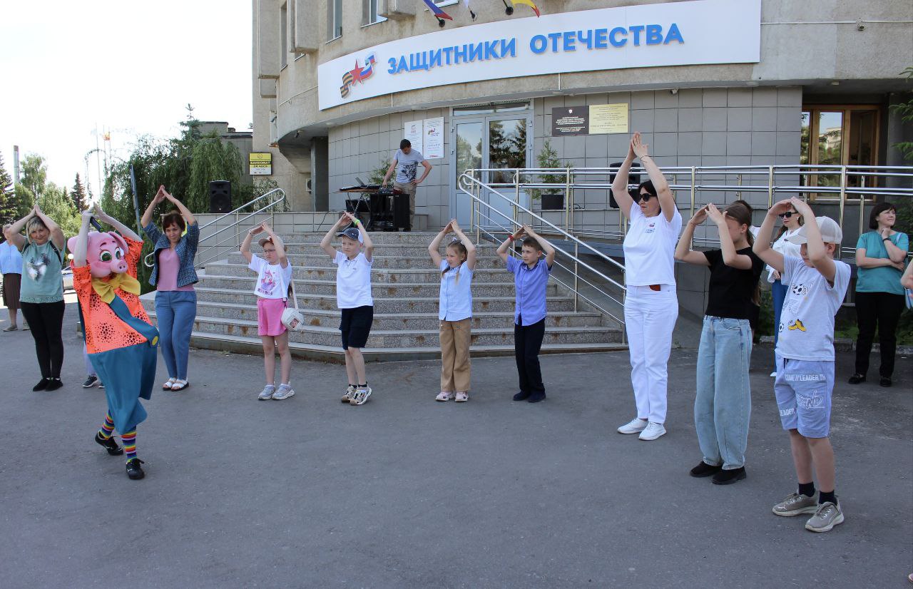 В филиале Фонда «Защитники Отечества» прошел праздник, приуроченный ко Дню защиты детей! Задорными танцами и активными играми отметили его ребята из семей участников специальной военной операции. С поздравлениями выступили руководитель филиала Елена Зайцева, заместитель Председателя Кабинета Министров Чувашии Владимир Степанов, председатель Комитета семей воинов Отечества Ольга Владимирова и заместитель председателя Союза женщин республики Нина Глотова. Нина Михайловна отметила огромный вклад Фонда в поддержку семей участников бойцов и их семей. Она поблагодарила коллектив за сотрудничество с Союзом женщин Чувашии. Увлекательную программу представили артисты Чувашского государственного театра кукол. Герои популярных сказок устроили детям и взрослым настоящий интерактивный праздник. После активных игр все вместе, взявшись за руки, спели песню «Пусть всегда будет солнце». В завершение мероприятия дети получили сладкие подарки и воздушные шары. Каждый загадал заветное желание и выпустил свой шар в небо.