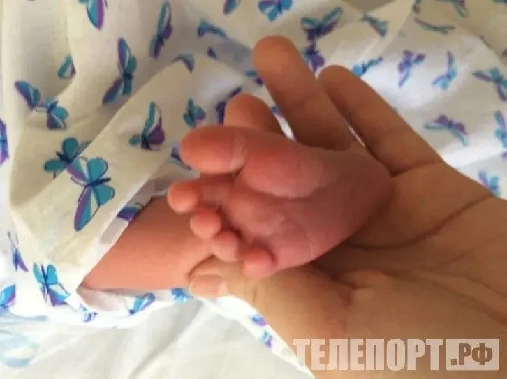 На генетические заболевания проверили более 1400 младенцев в Приамурье Неонатальный скрининг в Приамурье позволяет выявить генетические заболевания у новорожденных на ранней стадии предотвратив тяжелые последствия и инвалидность Так с начала года важный скрининг на 38 наследственных заболеваний прошли 1419 младенцев По результатам обследований патологий не выявлено сообщили в министерстве здравоохранения Амурской области В прошлом году среди более шести тысяч обследованных детей наследственные болезни обмена веществ были диагностированы у восьми человек Сейчас все дети получают своевременную терапию чтобы вернуться к полноценной жизни Для проведения скрининга у младенца берут несколько капель крови из пятки Образцы отправляют на исследование в лабораторию в Москве результаты обычно готовы спустя 10 14 дней Если возникает подозрение на заболевание в течение первых суток с родителями связываются специалисты детской поликлиники по месту жительства и назначают дополнительное обследование
