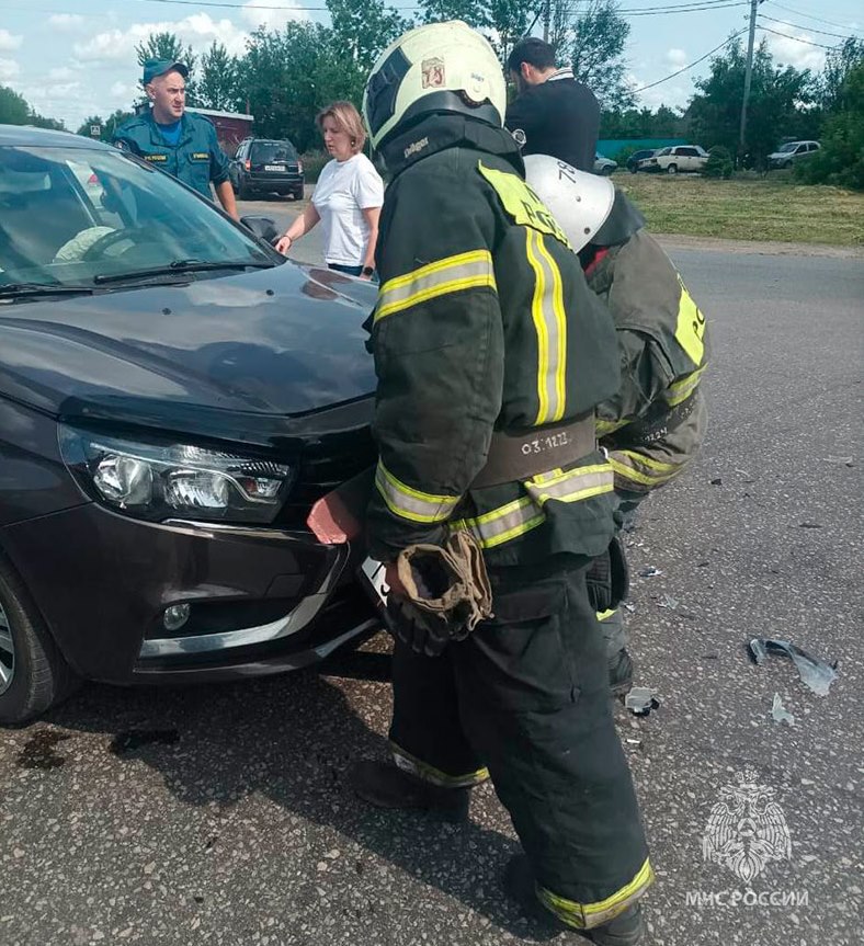 В Тульской области за прошедшие сутки 11 июня Чрезвычайных ситуаций и происшествий на водных объектах не допущено. Потушено 3 техногенных пожара: на улице Белинского в микрорайоне Соцгород города Алексин возгорание в квартире ликвидировали на площади 6 квадратов 11 огнеборцев, привлекалось 4 единицы техники от МЧС России. Пострадавших нет. Были спасены 4 человека. на Красноармейском проспекте в Туле возгорание в многоквартирном жилом доме ликвидировали на 4 квадратах 14 огнеборцев и 4 единицы техники от МЧС России. Пострадавших нет. Были спасены 2 человека. на улице Дубравной в городе Алексин возгорание в неэксплуатируемом сооружении ликвидировали на 5 квадратах 6 огнеборцев и 2 единицы техники. Пострадавших нет. Спасатели МЧС России привлекались к ликвидации последствий 5 ДТП: в городе Донской, Щекинском, Чернском, Заокском и Богородицком районах. МЧС Тульской области подписаться