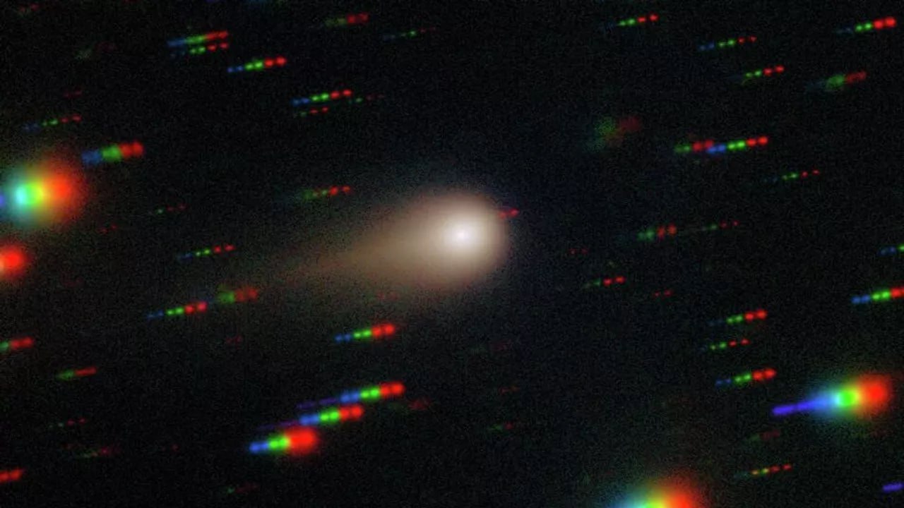 На инопланетном корабле 3I ATLAS началась аномальная эволюция Пролетающий через Солнечную систему межзвездный объект 3I ATLAS претерпел аномальную эволюцию начав менять свой цвет об этом написал в своем блоге астрофизик из Гарварда Ави Леб О резком увеличении выделения цианида и никеля из за чего за последние две недели цвет загадочного объекта изменился с красного на зеленый сообщили в конце августа ученые из Паранальской обсерватории Европейской южной обсерватории в Чили Команда ATLAS интерпретирует эту аномальную эволюцию как переход от рассеяния солнечного света пылью поднятой с покрасневшей поверхности к образованию небольших оптически ярких ледяных частиц что изменяло непрозрачность шлейфа материалов сбрасываемых 3I ATLAS написал Леб Межзвездный объект 3I ATLAS заметили 1 июля Ученые позже установили что это комета из другой звездной системы Ее кома облако газа и пыли вокруг ядра около 24 километров в диаметре Компьютерная модель показала примерный возраст более семи с половиной миллиардов лет на три миллиарда старше Солнца Возможно это самая старая из когда либо наблюдавшихся комет В августе Ави Леб сообщил что 3I ATLAS излучает собственный свет похожий на свечение фар автомобиля при этом источник свечения не установлен Он предположил что 3I ATLAS может быть искусственным объектом с мощным источником энергии способным генерировать видимый за миллионы километров свет Источник РИА новости Там очень много еще интересных подробностей про этот инопланетный корабль возможно и правда зонд инопланетян но это не точно