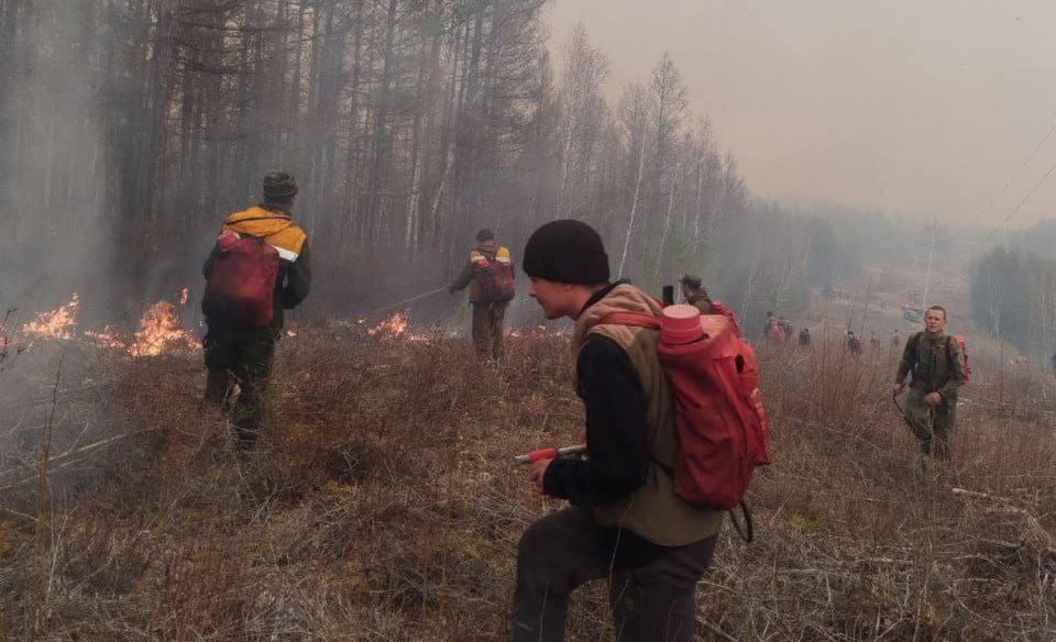 В Бурятию дополнительно направят 23 десантника-пожарных. В республике сохраняется сложная лесопожарная обстановка: стоит сухая погода, усиливается ветровая нагрузка, что осложняет тушение лесных пожаров.    Сейчас в регионе действует 40 лесных пожаров на площади порядка 75 тысяч га. Борьбу с огнем в лесах ведут порядка 300 авиапожарных из федеральной Авиалесоохраны, а также Иркутской, Тюменской, Архангельской, Вологодской и Кировской областей, Хабаровского и Пермского краев.