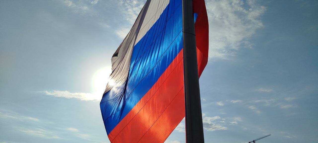 Мэр Краснодара поздравил горожан с Днем России Евгений Наумов отметил, что любовь к Родине является залогом всех достижений. Триколор в кубанской столице можно увидеть повсюду: на фасадах зданий, в парках и скверах, в общественном транспорте. Бело-сине-красный флаг покоряет космос вместе с нашими лётчиками и учёными, побеждает на международных турнирах, развевается над высочайшими горами планеты. #неделямэра Телеканал «Краснодар» написать