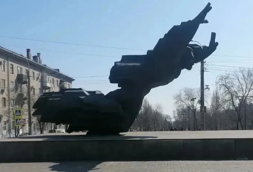 Памятник Михаилу Паникахе восстановят в Волгограде Мемориал Место где совершил подвиг матрос пехотинец 193 й стрелковой дивизии Паникаха М А в Краснооктябрьском районе является объектом культурного наследия В связи с этим подрядчиком может стать только тот кто имеет необходимую лицензию Специалисты восстановят постамент памятник и прилегающий участок тротуара Подписаться Перейти на сайт MAX