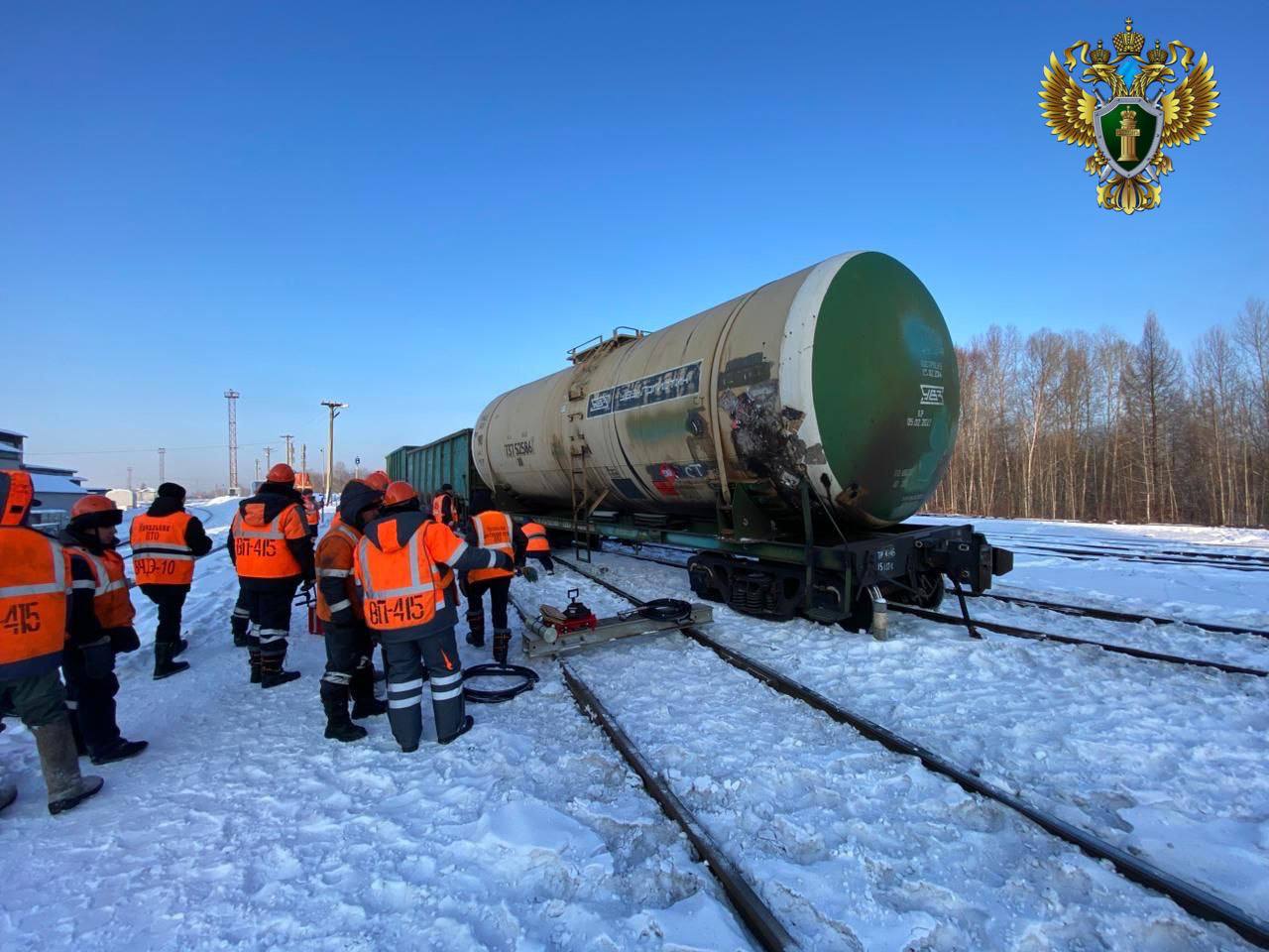 Сошли с рельсов цистерна с топливом и вагон  Сегодня в 10 утра на станции Новый Ургал  Верхнебуреинский район  при формировании поезда сошли с рельсов вагон и цистерна с дизельным топливом.  Топливо не разлилось, люди не пострадали. Транспортная прокуратура проводит проверку.    Подписаться   Прислать новость