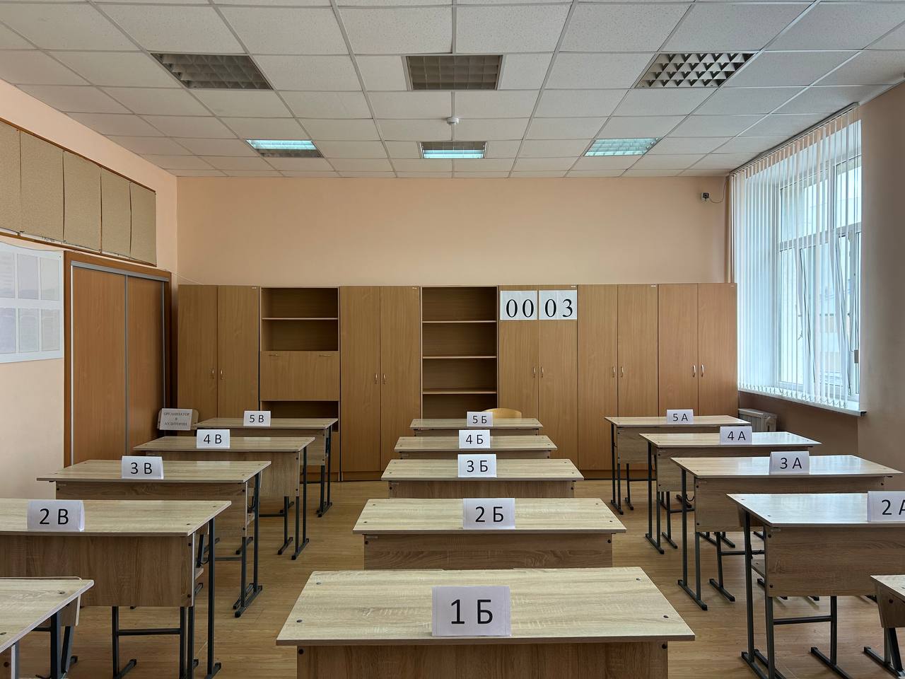На Ставрополье прервали экзамены из-за угрозы атаки БПЛА Приостановлена работа 31 экзаменационного пункта. Сегодня, в резервный день сдачи ЕГЭ, 631 выпускник сможет продолжить написание экзамена после отмены беспилотной опасности, сообщила глава краевого минобра Мария Смагина. Она также отметила, что в детских лагерях края приняли все необходимые меры безопасности для защиты детей. Если родители хотят забрать своего ребенка, они могут это сделать. Если такой возможности нет, беспокоиться не нужно: за ребятами присмотрят должным образом. Напомним, режим беспилотной опасности был объявлен в регионе около полудня.