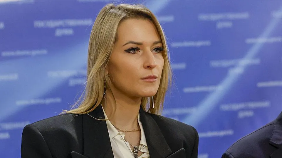 Единая Россия поддержала кандидатуру Яны Лантратовой на пост Уполномоченного по правам человека в РФ Соответствующее решение было принято на заседании президиума во вторник Сейчас Яна Лантратова занимает пост председателя комитета Госдумы по развитию гражданского общества Руководитель фракции Владимир Васильев высоко оценил ее профессиональный бэкграунд выразив уверенность в эффективном взаимодействии аппарата омбудсмена с депутатами В ходе заседания Лантратова заявила что намерена выстраивать свою работу на базе опыта накопленного ее предшественниками При этом она представила конкретный план на основе парламентских слушаний посвященных функционированию региональных уполномоченных По итогам этой работы была сформирована дорожная карта включающая 63 готовые инициативы Смена федерального омбудсмена ожидается в связи с истечением срока полномочий действующего Уполномоченного по правам человека в РФ Татьяны Москальковой Она занимает этот пост с 2016 года ее текущий мандат истекает в апреле 2026 года Такой задан высокий уровень предшественниками и конечно Татьяной Николаевной Москальковой Но Яна сможет Верю надеюсь люблю поддержала выдвижение Лантратовой официальный представитель МИД Мария Захарова