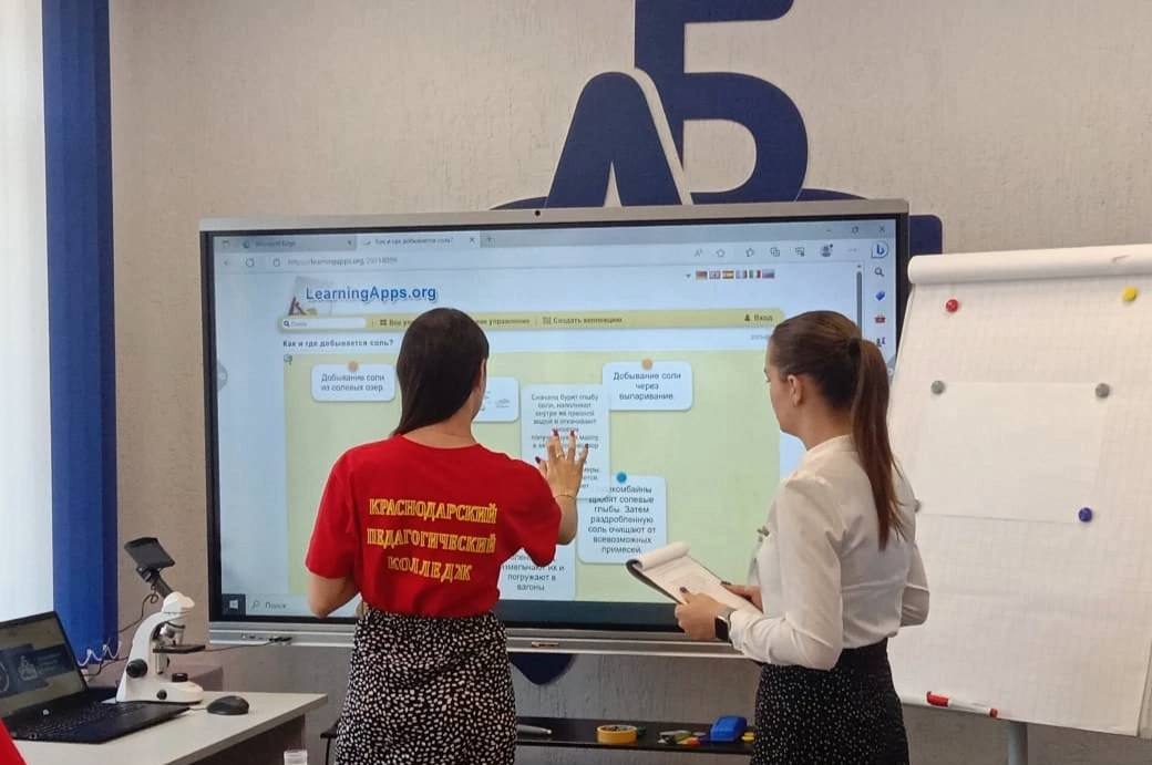 С нового учебного года Краснодар будет обеспечивать целевое обучение молодых педагогов для школ и детских садов. Молодые люди смогут пройти целевое обучение в колледжах Кубани. После выпуска они должны отработать не менее 3-х лет в детсадах или в начальных классах школ города. Это позволит в перспективе закрыть потребность учреждений кубанской столицы в квалифицированных кадрах. Программа поможет вчерашним школьникам получить образование и наполнить наши учебные заведения специалистами. Городская Дума под председательством Веры Фёдоровны Галушко поддержала выделение 9,7 млн рублей для первого набора целевиков. Предложения об обучении будут опубликованы на федеральном портале «Работа России», воспользоваться ими смогут жители всех регионов страны. Добавлю, что целевики при трудоустройстве смогут претендовать на все действующие в Краснодаре и крае меры поддержки. По поручению губернатора Кубани Вениамина Ивановича Кондратьева расширяем их перечень. Например, одна из наиболее востребованных – ежемесячная компенсация ипотеки в размере 25 тысяч рублей. #образованиеКРД