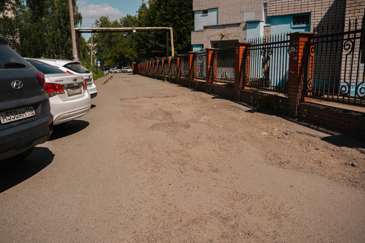 Маленькие но такие значимые работы   К нам приходило много жалоб про участок дороги ведущий к реабилитационному центру Солнечный и к лицею 78 Теперь участок протяженностью 200 м стал комфортнее ведь здесь провели ремонт дороги Напомним в этом году ремонт прошел на 30 участках внутриквартальных проездов и тротуаров