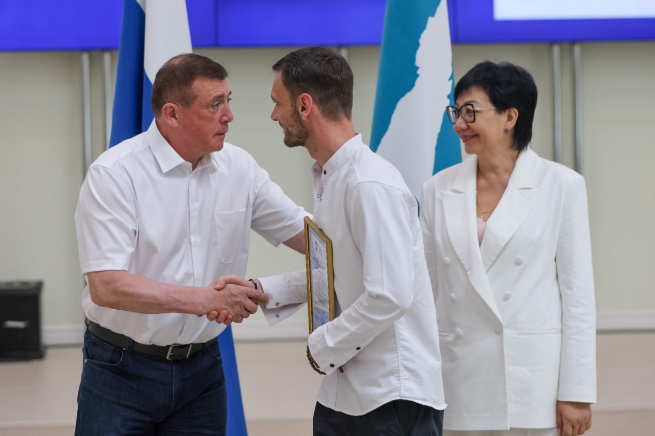 Чехов-центр удостоен сертификата «Знак качества Сахалина» Сегодня Сахалинский международный театральный центр им. А. П. Чехова был удостоен сертификата «Знак качества Сахалина». Эта награда подтверждает высокое качество предоставляемых услуг и значительный вклад учреждения в культурную жизнь региона. Сертификат художественному руководителю театра Александру Агееву вручил лично губернатор Сахалинской области Валерий Лимаренко. Сертификат «Знак качества Сахалина» является частью региональной программы, запущенной в марте 2024 года по инициативе губернатора. Программа направлена на поддержку местных предпринимателей и организаций, а также на продвижение высококачественной продукции и услуг, производимых в Сахалинской области. Сертификация осуществляется на добровольной основе и гарантирует соответствие строгим стандартам качества, установленным в регионе. «Спасибо за оказанное доверие и высокую оценку нашей работы! Будем продолжать радовать наших дорогих зрителей новыми проектами и спектаклями», — отметил Александр Агеев.