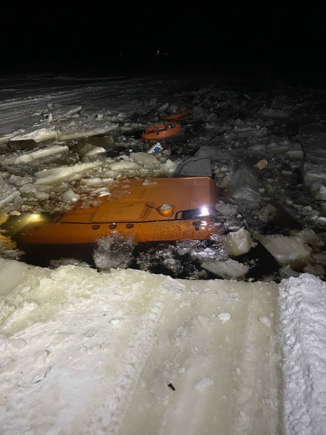 Ну с почином первый автопровал под лёд в этом сезоне Этой ночью в Мезенском округе на пешеходной ледовой переправе через реку Мезень в районе Кимжи под лёд провалился бензовоз Переправа была официально открыта только для пешеходов но в отсутствие нормальных дорог и мостов Короче толщины льда не хватило Водитель жив успел выскочить а машина теперь как то предстоит её поднять и бензин не пролить иначе ущерб будет колоссальный Фото