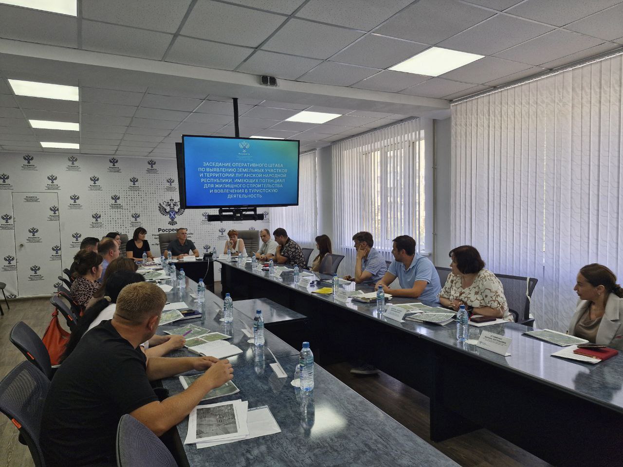 В рамках проекта «Земля для стройки» в ЛНР выявлено 12 новых земельных участков     В Управлении Росреестра по ЛНР состоялось очередное заседание оперативного штаба в рамках реализации в республике проекта «Земля для стройки».     В ходе заседания членами оперативного штаба было принято решение о включении в перечень 12 территорий, пригодных для строительства жилья, общей площадью 245,7 тыс. кв.м, расположенных в городах Луганск и Брянка.     Планируется, что в Брянке на этих участках будут построены 70 многоквартирных домов и один МКД в Луганске.    «С 2023 года Управление совместно с Территориальным управлением Росимущества, Министерством имущественных и земельных отношений, Министерством строительства и жилищно-коммунального хозяйства ЛНР, а также администрациями муниципальных образований осуществляет системную работу по выявлению свободных территорий для их дальнейшего вовлечения в хозяйственный оборот. В ходе деятельности оперативного штаба было выявлено 108 территорий общей площадью свыше 878 гектар, которые планируется задействовать для строительства жилых объектов», – заявил  руководитель Управления Росреестра по ЛНР Денис Гедзерук.    Задача проекта «Земля для стройки» – во взаимодействии с органами власти и муниципалитетами республики выявлять территории, пригодные для жилищного строительства, что будет способствовать развитию регионального строительного сектора и формированию благоприятных условий для инвестиционной деятельности.