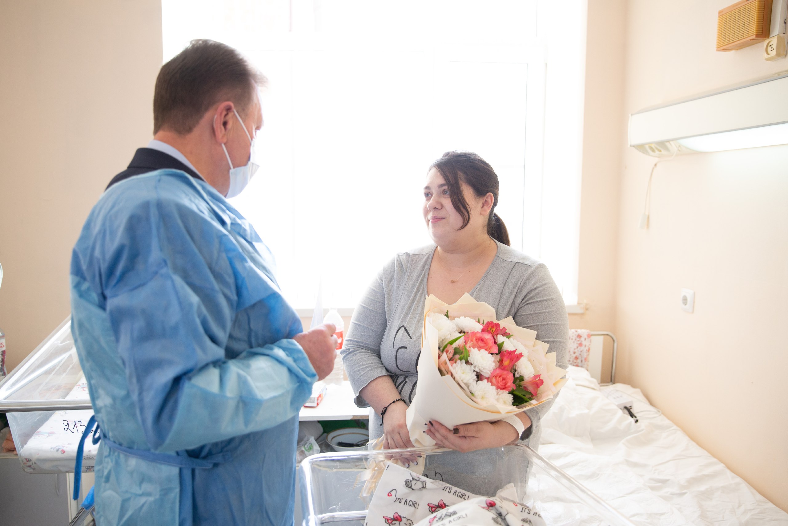 В первый день наступившего нового года глава краевой столицы Иван Ульянченко посетил городские родильные дома чтобы по традиции поздравить молодых мамочек родивших в новогоднюю ночь Новый 2026 год принес большую радость в дом трех ставропольских семей В Ставрополе сегодня появились на свет две девочки и один мальчик Наши дети самое дорогое что у нас есть и этот день навсегда станет особенным для молодых родителей поделился мэр Иван Ульянченко поздравил мам с пополнением а также с Новым годом и наступающим Рождеством Пожелал крепкого здоровья малышам и их родителям вручил сертификаты на получение первых кроваток игрушки и цветы Градоначальник также поздравил с праздниками врачей и медсестер и поблагодарил за профессионализм Ставрополь в MAX