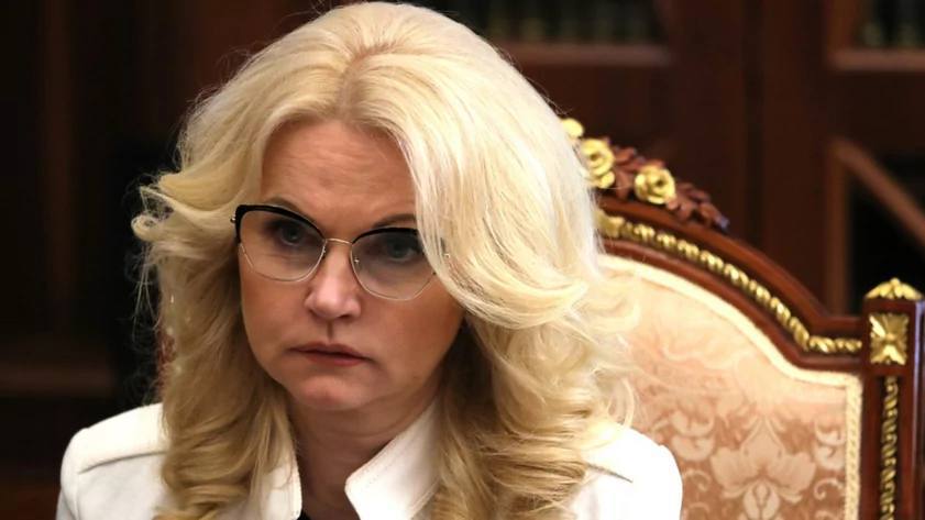 Вице-премьер назвала основную причину снижения рождаемости По мнению Татьяны Голиковой, все дело в трансформации половозрастной структуры населения — россияне хотят сначала реализовать себя в профессиональной сфере, а уже потом становиться родителями, сообщает 360.ru. Голикова добавила, что коэффициент рождаемости рос с 2000 по 2015 год — от 1,195 в 2000-м до 1,762 в 2015-м. С 2016 года рождаемость вновь начала снижаться. Голикова отметила, что с 2026 года суммарным коэффициентом рождаемости будут оценивать эффективность деятельности глав регионов. За достижение показателей для субъектов в бюджете предусмотрено 13 млрд рублей ежегодно. Фото: kremlin.ru
