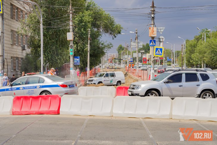 В Волгограде городская администрация уточнила сроки окончания работ по реконструкции трамвайной линии на ул. Ангарской. По данным мэрии, возобновить движение трамваев между Дзержинским и Центральным районами областного центра планируют осенью. В горадмине уточняют, что такие сроки были утверждены перед стартом работ и они остаются неизменными. – Сроки окончания работ по реконструкции трамвайной линии не изменились: основные работы планируется завершить осенью, после чего запустить движение по новому полотну. Некоторые виды работ, не влияющих на движение трамвайных маршрутов, будут выполняться до конца года, – говорится в ответе администрации на запрос ИА «Высота 102».