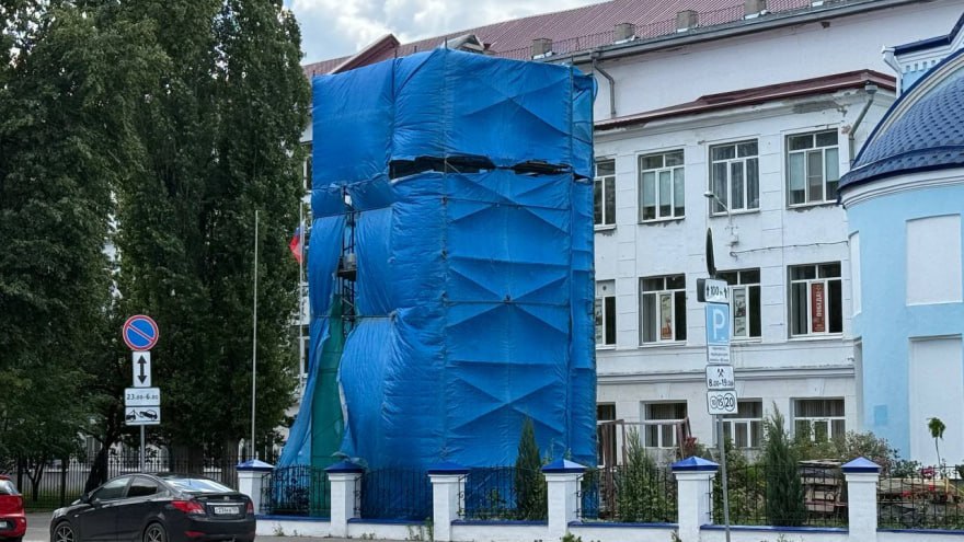 Реставрацию «Заставского пилона» у «Юбилейного» приостановили из-за нехватки спецматериалов Подрядчик укрепил кирпичную кладку и частично оштукатурил пилон. Однако контракт с компанией закрыли в 2024-м – она не смогла закупить спецматериалы для восстановления «Заставского пилона». Сейчас вокруг объекта культурного наследия установили конструкцию для защиты от ветра и дождя. Будут искать нового подрядчика.