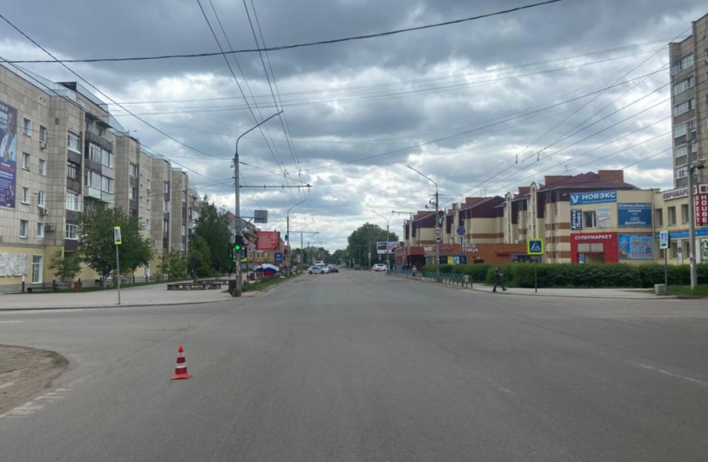 Подросток на велосипеде попал под машину в Рубцовске Днем 12 мая возле дома № 133 на проспекте Ленина в Рубцовске водитель «Тойоты-Рав 4» сбил юного велосипедиста. О происшествии сообщает «Местное время» со ссылкой на данные Госавтоинспекции. Правоохранители установили, что иномарка ехала по переулку Гражданскому. При повороте направо на проспект Ленина на пешеходном переходе произошло столкновение с 13-летним подростком. Он пересекал проезжую часть, не спешившись с велосипеда. Подробности о состоянии пострадавшего не уточняются. Катунь 24