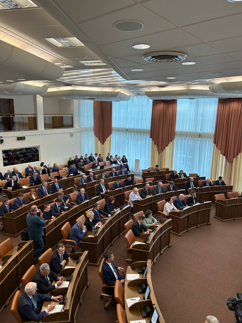 Сессия Законодательного собрания началась со снятия с рассмотрения вопроса № 13 о проекте закона «О регулировании отдельных отношений в области обращения с животными на территории Красноярского края». Законопроект должны были рассмотреть во втором чтении.