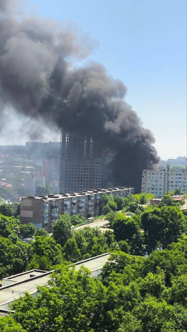 Во Владивостоке загорелась стройка федерального застройщика ПИК Крупный пожар произошел на строительной площадке в районе улицы Борисенко. По предварительным данным, возгорание началось утром. Строительная площадка принадлежит компании ПИК - одному из крупнейших застройщиков страны, реализующему проекты по всей России.