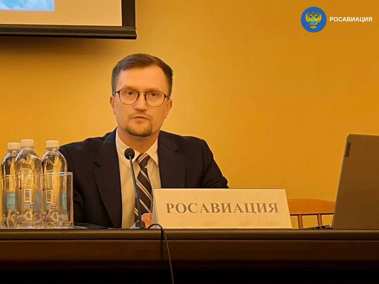 В Межгосударственном авиационном комитете  МАК  прошла международная конференция «Беспилотная авиация: состояние, проблемы и перспективы развития».  С приветственным словом от Росавиации перед участниками выступил замруководителя агентства Андрей Потемкин, курирующий вопросы развития беспилотных авиационных систем.    Сейчас в России сертифицированы 107 эксплуатантов БАС, развивается система подготовки кадров для беспилотного сегмента гражданской авиации, упрощены процедуры сертификации типа.    Для подготовки внешних пилотов вузы закупили учебные беспилотные авиационные системы.   Продолжается работа по  установлению нового класса воздушного пространства, отметил Андрей Потемкин:  «В перспективе это позволит значительно снизить административные барьеры по доступу беспилотников в единое воздушное пространство».    Дроны: голос Росавиации