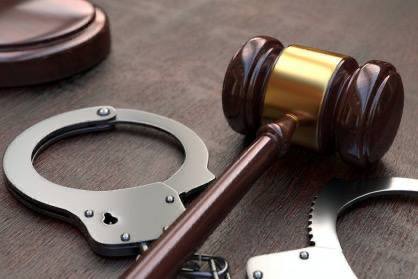 Житель Херсонской области признан виновным в применении насилия в отношении сотрудника полиции и управлении автомобилем в состоянии опьянения   Собранные следственным отделам по Херсонскому району следственного управления Следственного комитета Российской Федерации по Херсонской области доказательства признаны судом достаточными для вынесения обвинительного приговора 53-летнему местному жителю. Он признан виновным в совершении преступлений, предусмотренных ч. 1 ст. 264.1 УК РФ  управление автомобилем лицом, находящимся в состоянии алкогольного опьянения , и ч. 1 ст. 318 УК РФ  применение насилия в отношении представителя власти .    Следствием и судом установлено, что в конце марта 2025 года осужденный, находясь в состоянии алкогольного опьянения, осуществлял движение по одной из улиц с. Серогозы Нижнесерогозского района Херсонской области за рулем своего автомобиля, который был остановлен сотрудниками Госавтоинспекции для проверки документов. В ходе беседы с представителями власти у фигуранта были выявлены признаки опьянения, после чего он отстранен от управления автомобилем. Ранее мужчина уже привлекался к административной ответственности за аналогичное правонарушение.   После того, как осужденный был помещен в автомобиль инспекторов ГАИ для доставки в отдел полиции, он попытался выпрыгнуть из движущегося служебного автомобиля для того, чтобы скрыться. В момент пресечения его незаконных действий осужденный нанес несколько ударов по голове и руке сотрудника полиции.   Следователями регионального следственного управления назначены и проведены судебные экспертизы, выводы которых в совокупности с иными доказательствами полностью изобличают обвиняемого в совершенных преступлениях. В ходе допроса фигурант признал свою вину.  С учетом мнения государственного обвинителя прокуратуры Херсонской области мужчина признан судом виновным в инкриминируемых деяниях и ему назначено наказание в виде 2 лет лишения свободы условно с испытательным сроком 3 года, с лишением права управления транспортными средствами на 3 года. Автомобиль, использованный виновным при совершении преступления, конфискован и обращен в собственность Российской Федерации.