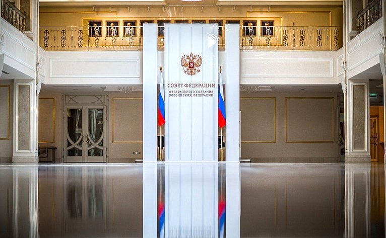 В Совете Федерации 19–21 мая проходят дни Волгоградской области Делегацию волгоградского региона возглавили губернатор Андрей Бочаров и председатель областной Думы Александр Блошкин. В трехдневной программе запланированы расширенные заседания комитетов Совета Федерации с участием представителей органов государственной власти Волгоградской области. 21 мая в рамках 590-го заседания Совета Федерации пройдет «час субъекта Российской Федерации». Также в верхней палате парламента развернута выставка Волгоградской области — представлены достижения в промышленной, аграрной, культурной, образовательной, медицинской, строительной, дорожной и других сферах, а также проекты перспективного развития. Фото: Совет Федерации