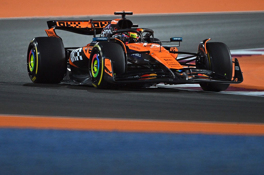 Пиастри выиграл спринт на Гран при Катара Формулы 1 Австралийский пилот Оскар Пиастри из McLaren стал победителем спринта на Гран при Катара 23 м этапе чемпионата Формулы 1 Второе место занял британец Джордж Расселл Mercedes третье лидер сезона британец Ландо Норрис McLaren Четырехкратный чемпион Формулы 1 голландец Макс Ферстаппен Red Bull стал четвертым Спринт в Формуле 1 это мини гонка с дистанцией примерно 100 км зависит от длины трассы и ограничением времени в один час Очки за него получает первая восьмерка от 8 до 1 балла В общем зачете лидирует Норрис 396 очков на втором месте Пиастри 374 на третьем Ферстаппен 371 Позднее в субботу состоится квалификация к основной гонке Гран при а на следующий день сама гонка Норрис может стать чемпионом уже в воскресенье Для завоевания первого титула в карьере ему в Катаре по итогам спринта и основной гонки необходимо набрать на два очка больше Пиастри и Ферстаппена Getty Images Подписаться на РБК Спорт