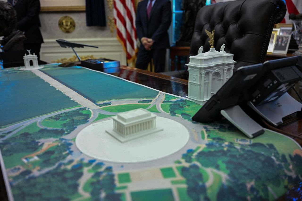 Дональд Трамп планирует установить в Вашингтоне триумфальную арку рядом с мемориалом Линкольна в 2026 году передает CNN Президент США хочет приурочить возведение монумента к 250 летию провозглашения независимости Соединенных Штатов По информации телеканала идея строительства арки принадлежит самому Трампу Он также участвовал в процессе создания проекта на всех этапах Проект монумента подготовил архитектор Николя Лео Шарбонно Финансировать строительство триумфальной арки предполагается из частных средств отмечает CNN Фото JIM WATSON AFP via Getty Images Следить за новостями РБК в Telegram