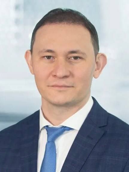 Экс-Главный директор по коммерции АО «НАК «Казатомпром» Аскар Батырбаев осуждён на 4,5 года за злоупотребление должностными полномочиями. В 2021 году он заключил 13 контрактов на поставку урана по заниженной цене, чем нанёс ущерб на более 20,1 млрд тенге. За это он получил бонус в 54 млн тенге, включая 9 млн — за сами контракты. Суд конфисковал его имущество, запретил работать в госсекторе и предложил лишить его госнаграды. Источник: Kazinform