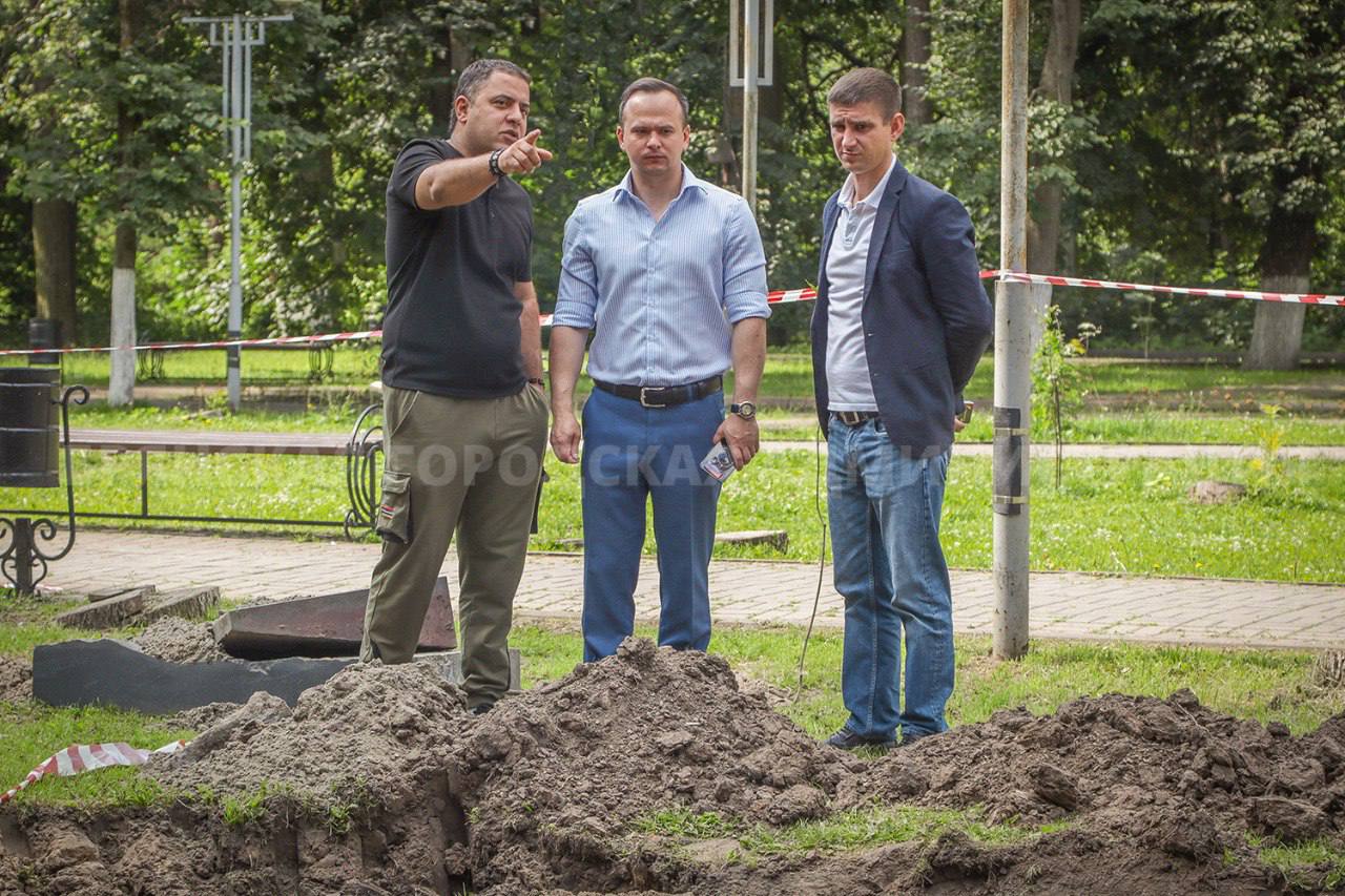 В Брянске начали строить памятник пограничникам всех поколений В сквере «Лесные сараи» Советского района города стартовало строительство мемориала в честь пограничников. Идея установки памятника родилась ещё в 90-х, а в 2016 году здесь был установлен закладной камень. На высоком постаменте появятся три бронзовые фигуры воинов-пограничников разных эпох, рядом — служебная собака и пограничный столб. Постамент облицуют чёрным гранитом, а территорию вокруг вымостят брусчаткой. Как сообщили в мэрии города, инициатор проекта — организация «Ветераны-пограничники Брянской области».