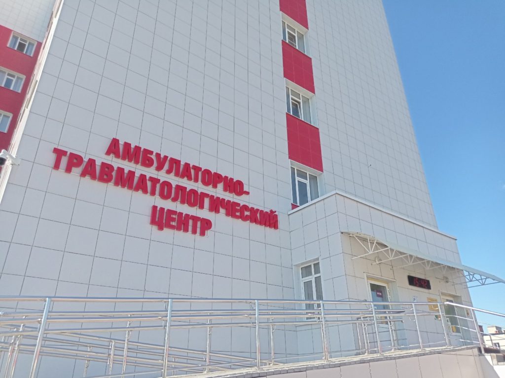 В первую неделю осени в травмцентр Рязанской БСМП обратились более 600 человек Всего за неделю с 1 по 7 сентября в амбулаторно травматологическом центре больницы скорой медицинской помощи БСМП оказали помощь 614 пациентам 125 человек обратились за помощью с переломами 249 с ушибами 142 с растяжениями 33 с ранами Об этом сообщается в соцсетях БСМП Напоминаем амбулаторно травматологический центр больницы скорой медицинской помощи оказывает травматологическую специализированную и неотложную помощи населению с травмами опорно двигательного аппарата в режиме 7 24 без праздников и выходных Фото из архива РВ