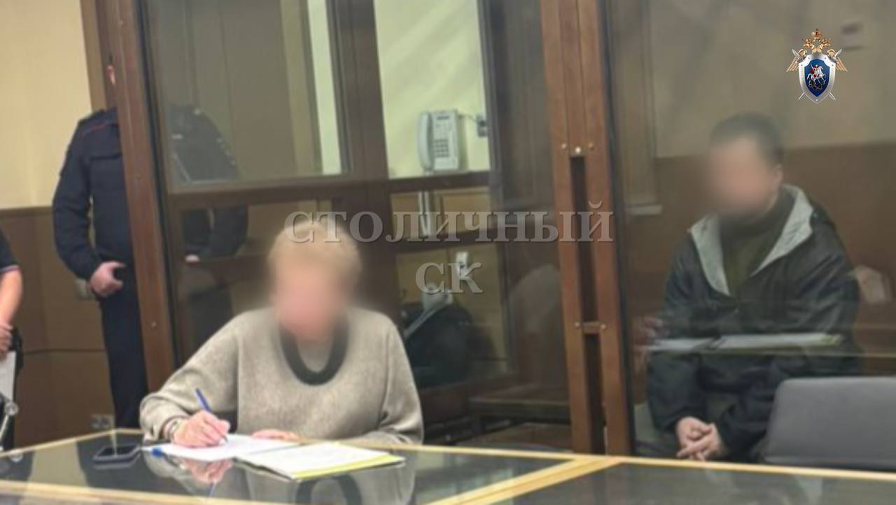 В Москве задержали мужчину которого обвиняют в том что он несколько лет издевался над своими дочерьми По версии следствия в квартире на Шипиловском проезде на протяжении пяти лет он бил и плохо обращался с несовершеннолетними девочками Мать лишь спустя время обратилась в полицию Мужчину задержали и арестовали Подписаться Прислать новость