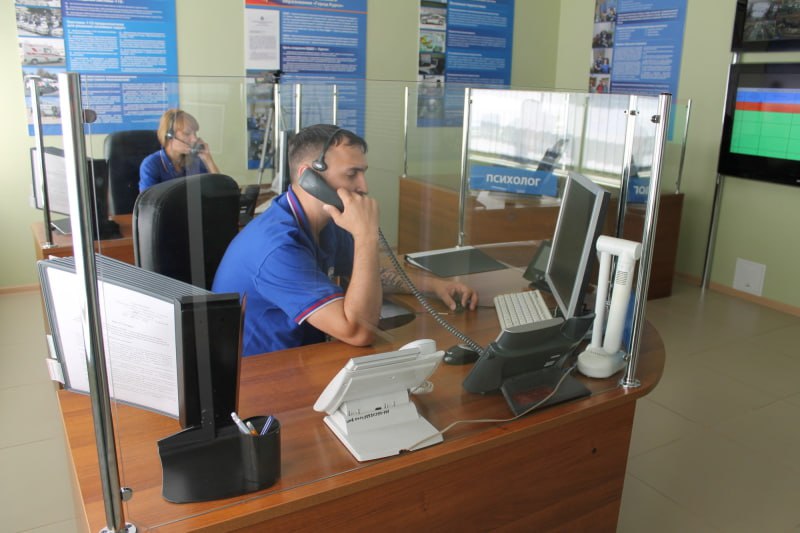 Курские дети стали баловаться со звонками в «112» на 90% чаще! Такой резкий скачок произошёл всего за сутки: на выходных зарегистрировано 15 звонков, в понедельник – 57. Большая часть вызовов совершалась из Дмитриевского района. Диспетчеры провели беседу с детьми и их родителями, а также напомнили об административной и уголовной ответственности за ложные звонки. Всего с начала 2025 года таких было более 2000. МЧС напоминает: «112» — номер спасения и помощи, а детская шалость может лишить кого-то здоровья, имущества или жизни. Вести-Курск. Только проверенная информация Прислать новость