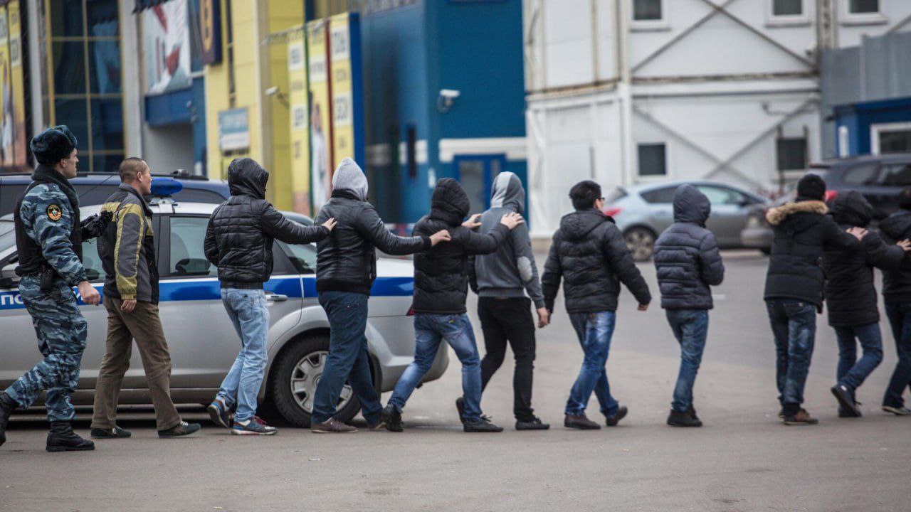 Иностранцев могут начать выдворять из России за мат, приставания и мелкое хулиганство Депутаты от партии «Справедливая Россия — За правду» внесут в Госдуму законопроект об ужесточении наказания для иностранцев за мелкое хулиганство. Инициатором выступил лидер партии и глава фракции Сергей Миронов — он предлагает увеличить штрафы для нарушителей «Наш законопроект предусматривает разные виды наказания: штрафы 100 тысяч, 200 тысяч рублей, адмарест на 15 суток. Но главное наказание — это выдворение из страны, и в нашем законопроекте оно предусматривается за любое мелкое хулиганство», — пояснил Миронов.