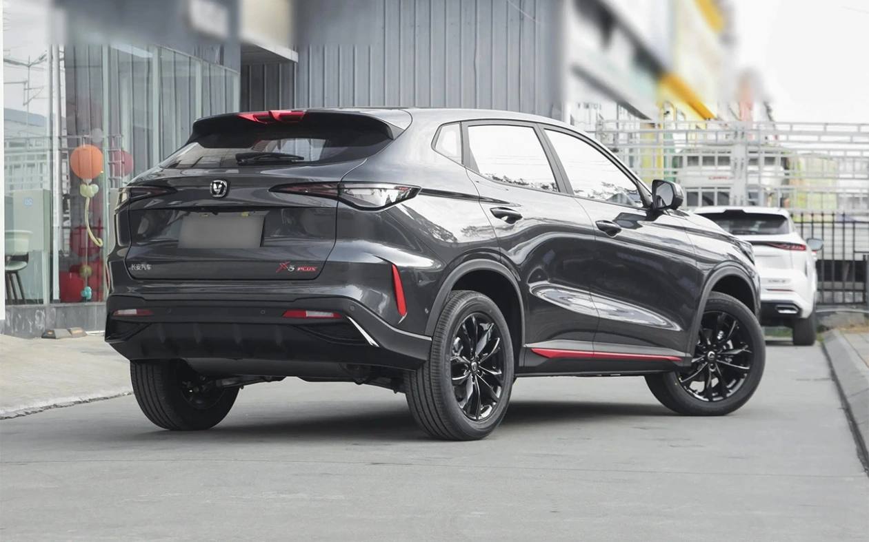 Changan привезет в Россию кроссовер Х5 Plus Об этом Autonews рассказал представитель пресс-службы китайской марки. Никаких дополнительных подробностей о новинке в компании пока не приводят. Скорее всего, речь идет об обновленном кроссовере, который до рестайлинга продавался под отдельным брендом Auchan. В Китае эту модель начала продавать еще в начале 2024 года. На местном рынке автомобиль прежде всего нацелен на молодежную аудиторию, а по габаритным размерам его можно сравнить с Changan CS55 Plus. В Китае модель доступна с безальтернативным 1,5-литровым бензиновым двигателем мощностью 188 л.с. Агрегат работает в паре с семиступенчатым «роботом» с двумя сцеплениями. Разгон до «сотни» занимает у Changan X5 Plus 7,5 секунды. Привод — только передний. #эксклюзив_autonews