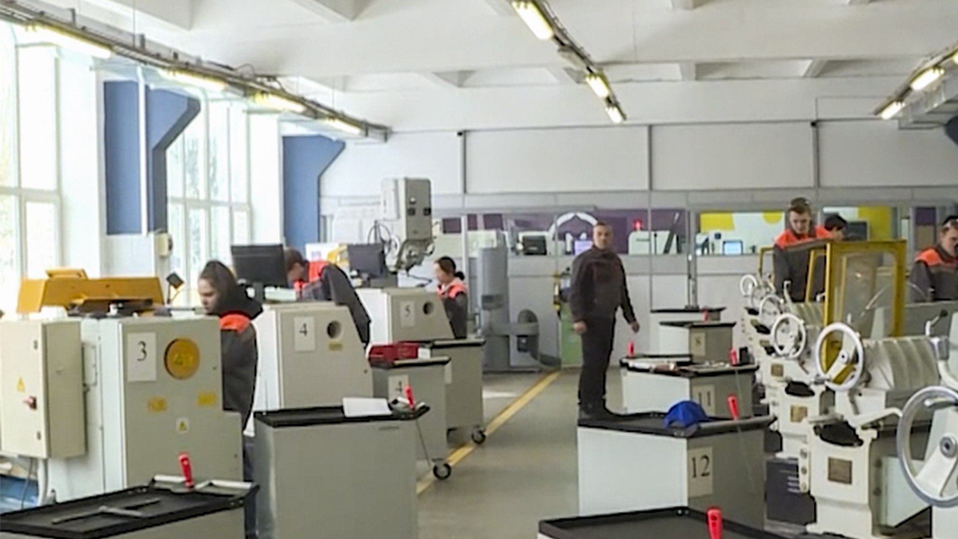 Студенты Губернаторского авиастроительного колледжа представят край в финале чемпионата Профессионалы Главные российские соревнования по профмастерству пройдут с 29 ноября по 4 декабря в Санкт Петербурге Соревновательная программа состоится на площадках КВЦ Экспофорум и аэропорта Пулково участники покажут свои умения по 30 компетенциям От Хабаровского края и Комсомольска на Амуре в финале выступят студенты Губернаторского авиастроительного колледжа они будут соревноваться в компетенциях Фрезерные работы на станках с ЧПУ Работы на фрезерных универсальных станках и Токарные работы на универсальных станках Сейчас комсомольчане заканчивают подготовку впереди у них поездка в Питер Победителей чемпионата назовут 4 декабря Komcity в Max Афиша в Max