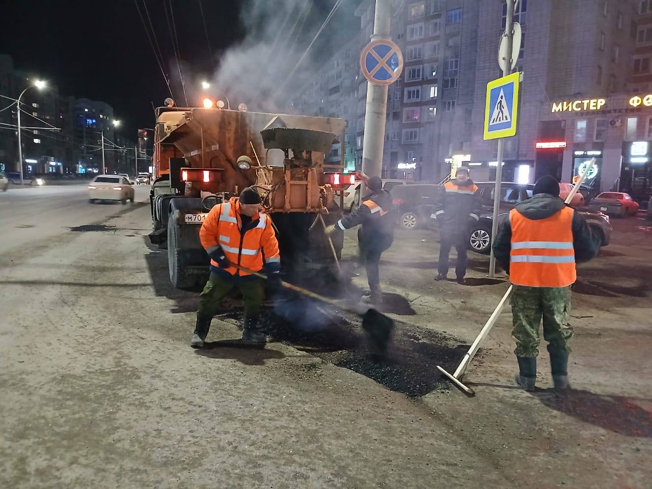 Минувшей ночью, как и планировалось, специалисты УДХБ приступили к аварийно-восстановительному ремонту городских улиц с применением горячего асфальта.   Также начаты работы по уборке прибордюрной части дорог, наращиваются объемы ремонта ограждений и очистки остановочных павильонов от объявлений и надписей.