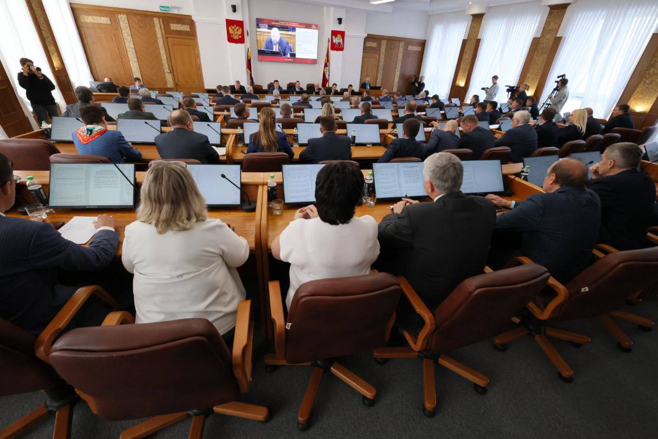 Новые правила работы депутатов Законодательного собрания придумали в Челябинской области На заседании областного парламента рассмотрели поправки регулирующие порядок деятельности депутатов и их помощников Теперь основанием для исполнения полномочий на постоянной основе станет постановление Законодательного собрания а не трудовой договор Депутатам разрешили один раз в год пропускать заседание без уважительной причины За повторные прогулы вводится удержание четверти ежемесячной выплаты Систематическое отсутствие без уважительных причин может привести к прекращению полномочий на постоянной основе Также уточнён порядок освобождения от должности руководителей парламента и комитетов Решение об этом принимается только большинством голосов депутатов на заседании